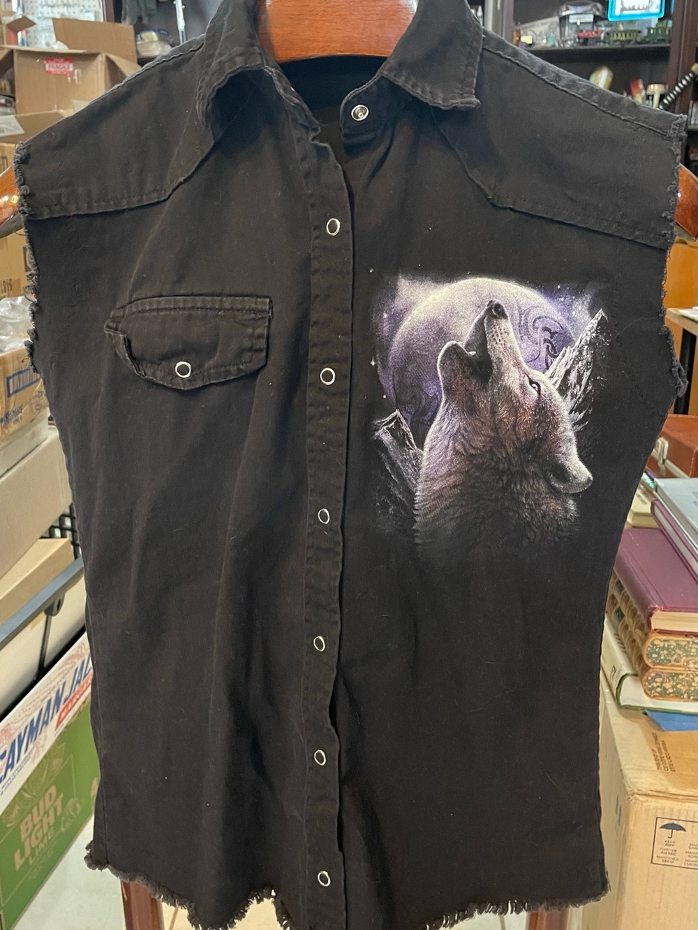 Black Men's Sleeveless Button-Down Shirt with Howling Wolf Graphic